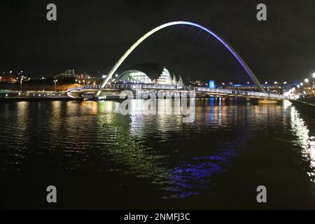 Ukraine anniversaire de l’invasion de la Russie, Gateshead Millennium Bridge illuminé dans les couleurs ukrainiennes, Gateshead accueille des ressortissants ukrainiens de la guerre, Newcastle upon Tyne, Royaume-Uni, 24th février 2022, Credit:DEWAlay Live News Banque D'Images