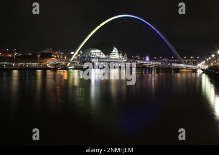 Ukraine anniversaire de l’invasion de la Russie, Gateshead Millennium Bridge illuminé dans les couleurs ukrainiennes, Gateshead accueille des ressortissants ukrainiens de la guerre, Newcastle upon Tyne, Royaume-Uni, 24th février 2022, Credit:DEWAlay Live News Banque D'Images