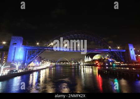 Ukraine anniversaire de l’invasion de la Russie, Gateshead Millennium Bridge illuminé dans les couleurs ukrainiennes, Gateshead accueille des ressortissants ukrainiens de la guerre, Newcastle upon Tyne, Royaume-Uni, 24th février 2022, Credit:DEWAlay Live News Banque D'Images