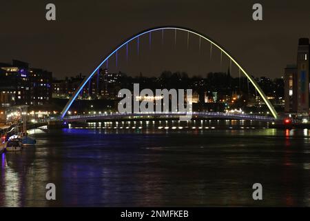 Ukraine anniversaire de l’invasion de la Russie, Gateshead Millennium Bridge illuminé dans les couleurs ukrainiennes, Gateshead accueille des ressortissants ukrainiens de la guerre, Newcastle upon Tyne, Royaume-Uni, 24th février 2022, Credit:DEWAlay Live News Banque D'Images