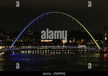 Ukraine anniversaire de l’invasion de la Russie, Gateshead Millennium Bridge illuminé dans les couleurs ukrainiennes, Gateshead accueille des ressortissants ukrainiens de la guerre, Newcastle upon Tyne, Royaume-Uni, 24th février 2022, Credit:DEWAlay Live News Banque D'Images