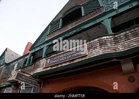 Vue sur l'extérieur du International tennis Hall of Fame pendant l'hiver. Montre deux panneaux pour le musée au-dessus de l'entrée principale. Banque D'Images