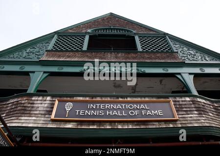 Vue sur l'extérieur du International tennis Hall of Fame pendant l'hiver. Vue sur les étages supérieurs et le toit avec enseigne. Banque D'Images