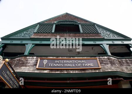 Vue sur l'extérieur du International tennis Hall of Fame pendant l'hiver. Vue sur les étages supérieurs et le toit avec enseigne. Banque D'Images