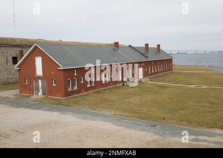 Bâtiment rouge en brique au parc national de fort Adams à Newport, Rhode Island. Ancien poste de l'armée des États-Unis à RI. Vue sur le pont et l'eau en arrière-plan. Banque D'Images