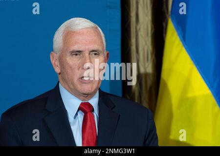 Austin Texas Etats-Unis, 24 février 2023: L'ancien vice-président américain MIKE PENCE prononce un discours sur la politique étrangère à propos de l'anniversaire de la guerre Russie-Ukraine devant 100 étudiants diplômés et professeurs de l'Université du Texas sur le campus d'Austin. Pence a partagé son soutien pour une aide supplémentaire au pays déchiré par la guerre et a critiqué les dirigeants américains des deux côtés de l'allée. Crédit : Bob Daemmrich/Alay Live News Banque D'Images