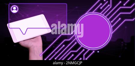 Téléphone portable main tenant présentant les nouvelles technologies futuristes. Téléphone portable de transport de paume affichant résoudre des idées virtuelles innovantes tardives. Écran Banque D'Images