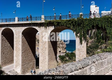 Ponte Llama Monachile, pont à Polignano a Mare, Mer Adriatique, Puglia, Italie Banque D'Images