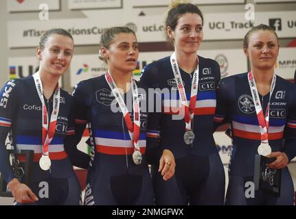 Jakarta, Indonésie. 24th févr. 2023. Les médaillés d'argent Team France posent lors de la cérémonie de remise des médailles de la poursuite par l'équipe féminine lors de la coupe des nations de cyclisme sur piste UCI 2023 à Jakarta, Indonésie, le 24 février 2023. Credit: Zulkarnain/Xinhua/Alamy Live News Banque D'Images