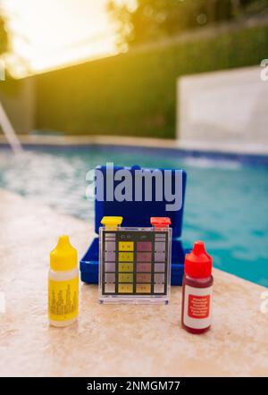 Kit de test de chlore sur le bord de la piscine Mini testeur pour l'entretien de la piscine. Kit de test d'eau pour piscines, testeur de chlore et de ph pour Banque D'Images