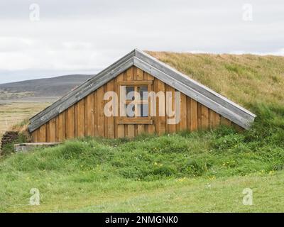 Maison traditionnelle en bois de tourbe avec de l'herbe sur le toit, Moeorudalur, Islandais Highlands, Islande Banque D'Images