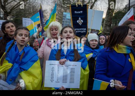 Londres, Royaume-Uni. 24th févr. 2023. Londres, Royaume-Uni. Des enfants mènent la marche pour protester à l'ambassade de Russie à la suite d'un service commémoratif œcuménique à la statue de Saint Volodymyr dans le parc Holland à l'occasion du premier anniversaire de l'invasion de l'Ukraine par la Russie. Ils portent les noms des 423 enfants ukrainiens qui ont perdu la vie pendant cette guerre. Credit: Kiki Streitberger /Alay Live News Banque D'Images