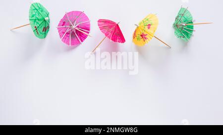 table lumineuse avec parasols Banque D'Images