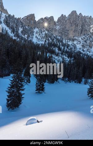 Soleil brillant à travers le trou grand-mère, trou d'érosion dans les pics de selle, Jaun, Alpes de Fribourg, Fribourg, Suisse Banque D'Images