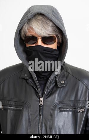 Homme plus âgé avec masque et lunettes de soleil Banque D'Images