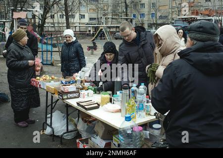 Prendre soin des victimes de l'attaque de missiles russes sur un bâtiment résidentiel le 14.01.2023, Dnipro, Ukraine, 2023 Banque D'Images