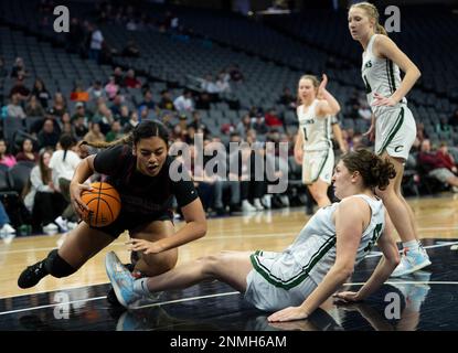 Sacramento, Californie, États-Unis. 24th févr. 2023. La banque riveraine Bruins Rayne Tago frappe Colfax Falcons Juliette James lors du championnat de basketball féminin de la division IV de la section sac-Joaquin de la CIF le vendredi 24 février 2023, au Golden 1 Centre de Sacramento. (Credit image: © Paul Kitagaki Jr./ZUMA Press Wire) USAGE ÉDITORIAL SEULEMENT! Non destiné À un usage commercial ! Banque D'Images