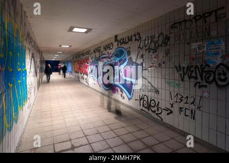 Métro piéton avec graffiti sur les murs, Nuremberg, moyenne-Franconie, Bavière, Allemagne Banque D'Images