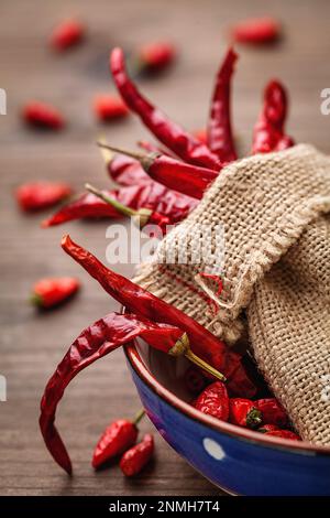 Groupe de piments rouges chauds séchés dans un sac de toile de jute Banque D'Images