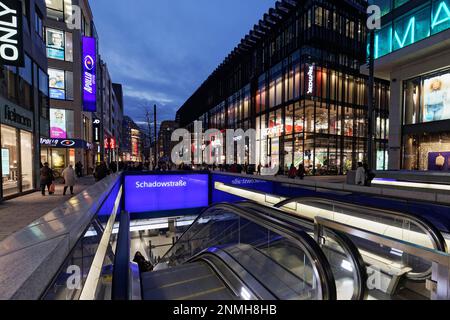 Rue commerçante la nuit, escalier roulant vers la station de métro Shadowstrasse, Düsseldorf, Rhénanie-du-Nord-Westphalie, Allemagne Banque D'Images