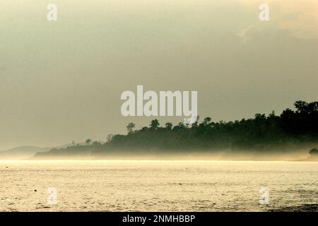 Vue sur la forêt tropicale des basses terres de la réserve naturelle de Tangkoko, Sulawesi du Nord, Indonésie. Vue depuis la plage adjacente de Batuputih dans le village de Batuputih, la forêt est un habitat protégé pour de nombreuses espèces de reptiles, de mammifères et d'oiseaux. 'la perception publique des effets de la crise climatique est liée à des scénarios calculés pour 2050 et au-delà. Pourtant, les effets de la crise climatique sont actuels et peuvent se manifester non seulement au cours de notre vie, mais même sur une seule décennie », a déclaré le Dr Nicholas Pattinson, un scientifique de l'Université du Cap, cité par Newsweek sur 5 mai 2022. Banque D'Images