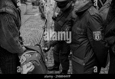 GDR, Berlin, 11.01.1990 ans, police de Berlin-Ouest sur le marché noir, le jour du riz Banque D'Images