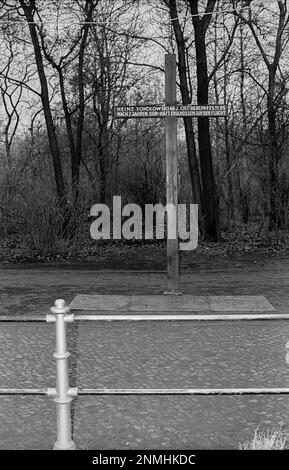 Berlin Ouest, 11,1.1990, Croix pour une victime du mur: Heinz Sokolowski, tiré sur la course le 25.11.1965 après 7 ans de prison..., à Brandebourg Banque D'Images