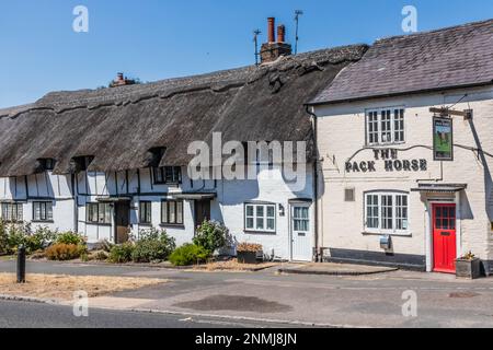 Le pub Pack Horde et les cottages traditionnels anglais au toit de chaume à Wendover, Buckinghamshire Banque D'Images