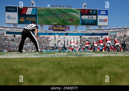 Jacksonville Jaguars cornerback Shaquill Griffin (26) acknowledges fans  before an NFL football game against the Arizona Cardinals, Sunday, Sept.  26, 2021, in Jacksonville, Fla. (AP Photo/Phelan M. Ebenhack Stock Photo -  Alamy