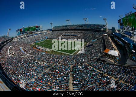 Jacksonville Jaguars cornerback Shaquill Griffin (26) acknowledges fans  before an NFL football game against the Arizona Cardinals, Sunday, Sept.  26, 2021, in Jacksonville, Fla. (AP Photo/Phelan M. Ebenhack Stock Photo -  Alamy