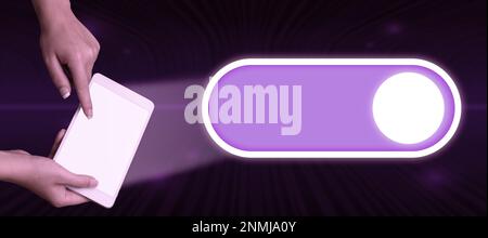 Deux mains tenant le téléphone portable et appuyez sur l'écran. Téléphone portable présentant de nouvelles technologies futuristes. Palmiers transportant un téléphone portable en retard Banque D'Images