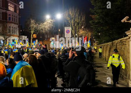 Londres, Royaume-Uni. 24th février 2023. Un rassemblement a eu lieu à l'extérieur de l'ambassade de la Fédération de Russie à Notting Hill à l'occasion de la célébration d'un an de la guerre d'Ukraine. Crédit : onzième heure Photographie/Alamy Live News Banque D'Images