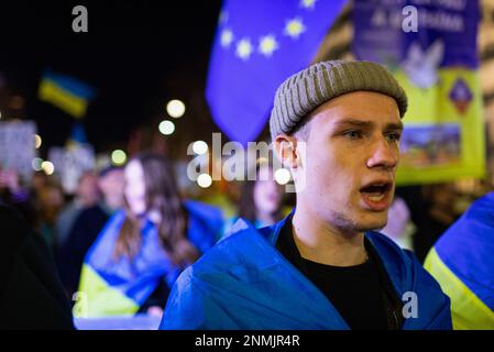 Barcelone, Espagne. 24th févr. 2023. Un jeune manifestant a drapé le drapeau ukrainien scanne des slogans lors d'une marche marquant le 1st anniversaire de l'invasion russe de l'Ukraine et le début de la guerre Ukraine-Russie. La Russie a envahi l'Ukraine le 24th février 2022 dans ce que son président Poutine a appelé une « opération militaire spéciale ». Des milliers de personnes ont défilé dans la rue principale de Barcelone Passeig de Gracia pour protester contre la guerre. Crédit : SOPA Images Limited/Alamy Live News Banque D'Images