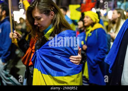 Barcelone, Espagne. 24th févr. 2023. Un manifestant est vu drapé avec le drapeau ukrainien lors d'une marche marquant le 1st anniversaire de l'invasion russe de l'Ukraine et le début de la guerre Ukraine-Russie. La Russie a envahi l'Ukraine le 24th février 2022 dans ce que son président Poutine a appelé une « opération militaire spéciale ». Des milliers de personnes ont défilé dans la rue principale de Barcelone Passeig de Gracia pour protester contre la guerre. Crédit : SOPA Images Limited/Alamy Live News Banque D'Images