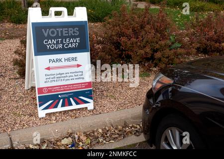 Panneau informant les personnes handicapées de la manière dont elles peuvent voter de leur voiture dans cet espace désigné. St Paul Minnesota MN États-Unis Banque D'Images