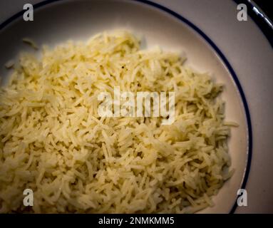 Bol peu profond de riz basmati aromatisé au poulet. Banque D'Images