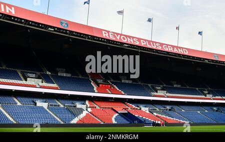 Vue d'ensemble (vue d'ensemble de l'atmosphère ou illustration de l'ambiance) avec la pelouse avant l'entraînement public de l'équipe de football de Paris Saint-Germain (PSG) sur 24 février 2023 au stade du Parc des Princes à Paris, France. Photo de Victor Joly/ABACAPRESS.COM Banque D'Images