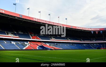 Vue d'ensemble (vue d'ensemble de l'atmosphère ou illustration de l'ambiance) avec la pelouse avant l'entraînement public de l'équipe de football de Paris Saint-Germain (PSG) sur 24 février 2023 au stade du Parc des Princes à Paris, France. Photo de Victor Joly/ABACAPRESS.COM Banque D'Images