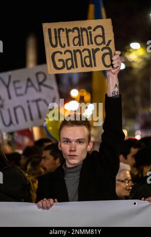 Barcelone, Espagne. 24th févr. 2023. Un manifestant est vu portant une plaque pendant la démonstration. Des centaines de personnes ont manifesté dans le centre de Barcelone en solidarité avec le peuple d'Ukraine un an après l'invasion russe. (Photo par Paco Freire/SOPA Images/Sipa USA) crédit: SIPA USA/Alay Live News Banque D'Images