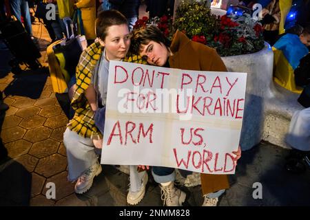 Barcelone, Espagne. 24th févr. 2023. Deux manifestants sont vus tenir un écriteau pendant la manifestation. Des centaines de personnes ont manifesté dans le centre de Barcelone en solidarité avec le peuple d'Ukraine un an après l'invasion russe. (Photo par Paco Freire/SOPA Images/Sipa USA) crédit: SIPA USA/Alay Live News Banque D'Images