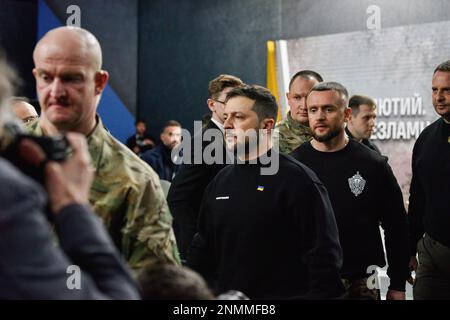 Kiev, Ukraine. 24th févr. 2023. Le président ukrainien Volodymyr Zelenskyy quitte la conférence de presse à Kiev. Zelenskyy s'est adressé aux Ukrainiens à l'occasion de l'anniversaire de la grande guerre dans une conférence de presse intitulée « février, année de l'indomitabilité ». Crédit : SOPA Images Limited/Alamy Live News Banque D'Images