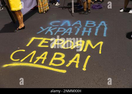 Buenos Aires, Argentine, 24th février 2023. Les citoyens ukrainiens en Argentine ont fait une mobilisation à l'ambassade de Russie, ​​one année après l'invasion russe de l'Ukraine. (Crédit : Esteban Osorio/Alay Live News) Banque D'Images