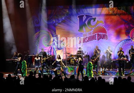 Hollywood, États-Unis. 24th févr. 2023. KC et le Sunshine Band se sont produits lors de leur visite anniversaire de 50th au Hard Rock Live à l'hôtel Seminole et au casino Hollywood, à Hollywood, en Floride, vendredi, 24 février 2023. Photo de Gary I Rothstein/UPI crédit: UPI/Alay Live News Banque D'Images