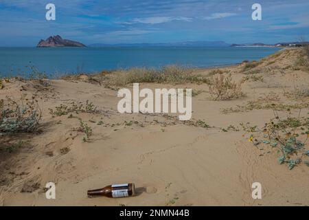 Déchets de bouteilles de verre Michelob bière ultra légère sur la plage de Kino Bay en arrière-plan vous pouvez voir l'île d'Alcatraz (photo : Luis Gutierrez / NortePhoto.com) basura de botellas de vidrio Michelob Ultra cerveza ligera en la playa d ela bahia de Kino en el fonde se mira la Isla Alcatraz (photo: Luis Gutierrez / NortePhoto.com) Banque D'Images