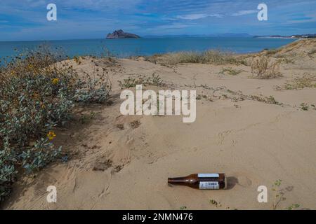 Déchets de bouteilles de verre Michelob bière ultra légère sur la plage de Kino Bay en arrière-plan vous pouvez voir l'île d'Alcatraz (photo : Luis Gutierrez / NortePhoto.com) basura de botellas de vidrio Michelob Ultra cerveza ligera en la playa d ela bahia de Kino en el fonde se mira la Isla Alcatraz (photo: Luis Gutierrez / NortePhoto.com) Banque D'Images