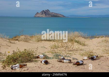 Déchets de bouteilles de verre Michelob bière ultra légère sur la plage de Kino Bay en arrière-plan vous pouvez voir l'île d'Alcatraz (photo : Luis Gutierrez / NortePhoto.com) basura de botellas de vidrio Michelob Ultra cerveza ligera en la playa d ela bahia de Kino en el fonde se mira la Isla Alcatraz (photo: Luis Gutierrez / NortePhoto.com) Banque D'Images