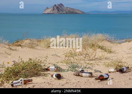 Déchets de bouteilles de verre Michelob bière ultra légère sur la plage de Kino Bay en arrière-plan vous pouvez voir l'île d'Alcatraz (photo : Luis Gutierrez / NortePhoto.com) basura de botellas de vidrio Michelob Ultra cerveza ligera en la playa d ela bahia de Kino en el fonde se mira la Isla Alcatraz (photo: Luis Gutierrez / NortePhoto.com) Banque D'Images