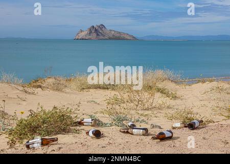 Déchets de bouteilles de verre Michelob bière ultra légère sur la plage de Kino Bay en arrière-plan vous pouvez voir l'île d'Alcatraz (photo : Luis Gutierrez / NortePhoto.com) basura de botellas de vidrio Michelob Ultra cerveza ligera en la playa d ela bahia de Kino en el fonde se mira la Isla Alcatraz (photo: Luis Gutierrez / NortePhoto.com) Banque D'Images