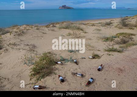 Déchets de bouteilles de verre Michelob bière ultra légère sur la plage de Kino Bay en arrière-plan vous pouvez voir l'île d'Alcatraz (photo : Luis Gutierrez / NortePhoto.com) basura de botellas de vidrio Michelob Ultra cerveza ligera en la playa d ela bahia de Kino en el fonde se mira la Isla Alcatraz (photo: Luis Gutierrez / NortePhoto.com) Banque D'Images