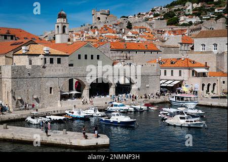 Un petit port dans la vieille ville historique de Dubrovnik. Banque D'Images